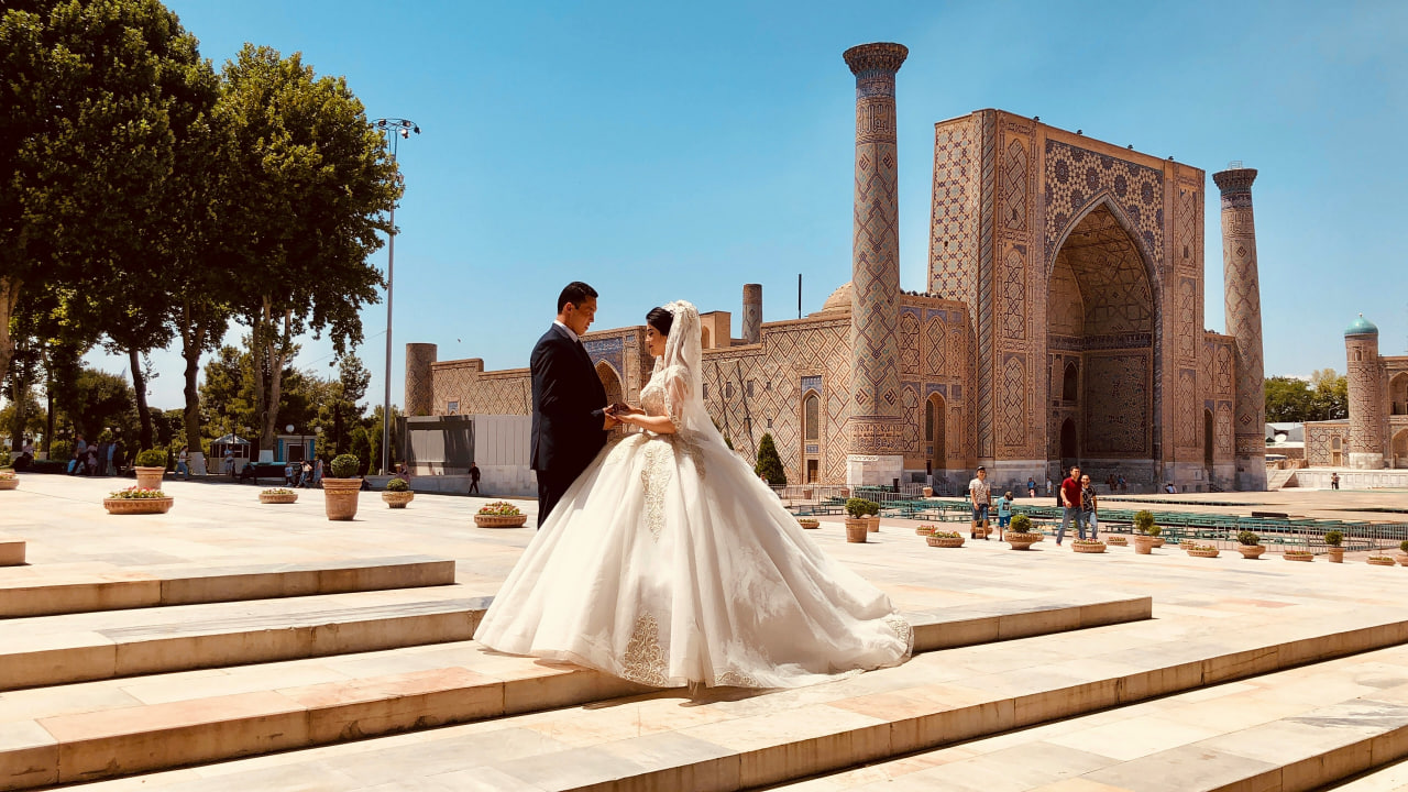 Registan Square visit with local wedding atmosphere on private tour